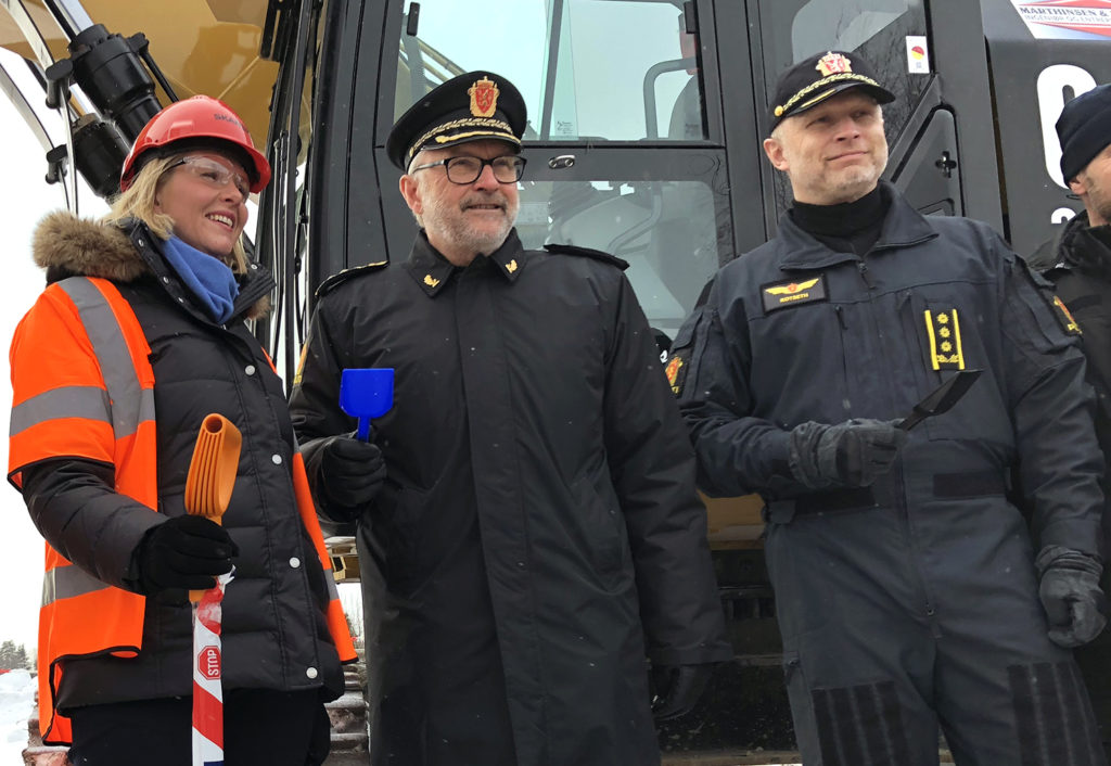 En fornøyd Sylvi Listhaug markerer byggestarten sammen med Hans Sverre Sjøvold, politimester i Oslo og Freddy Rotseth, leder for Politiets helikoptertjeneste.