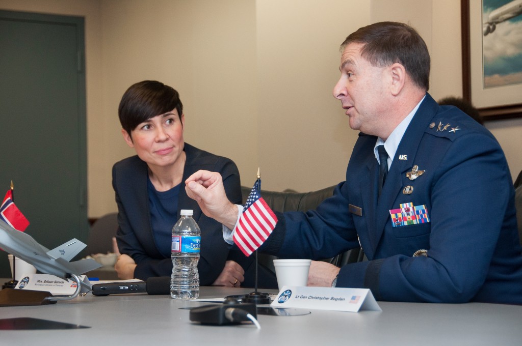 Generalløytnant Bogdan, leder for det flernasjonale F-35-programmet i kjent positur - midt i dn engasjert forklaring av status i utviklingen.