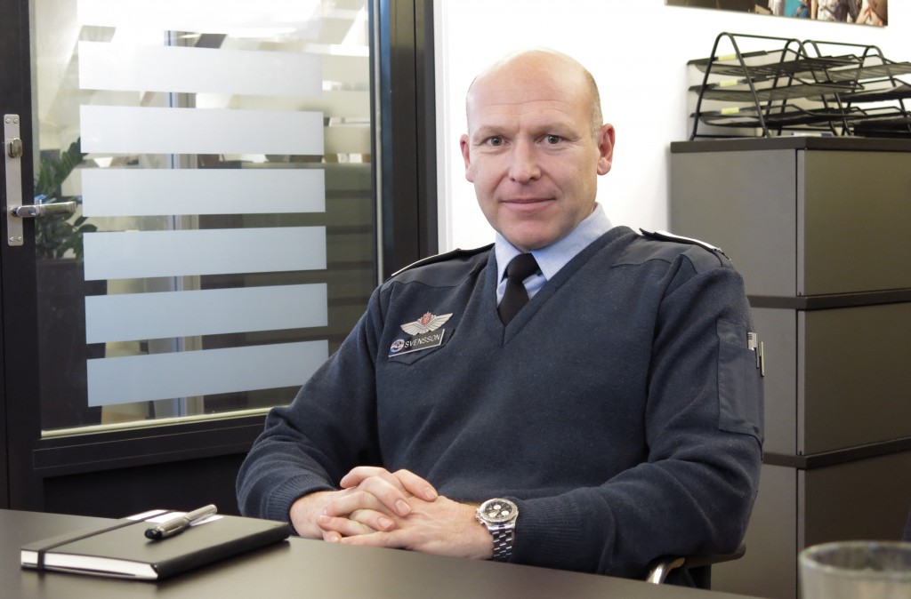 Oberst Charles Svensson begynte karrieren i Forsvaret som spesialjeger før han ble F-16-flyger. 