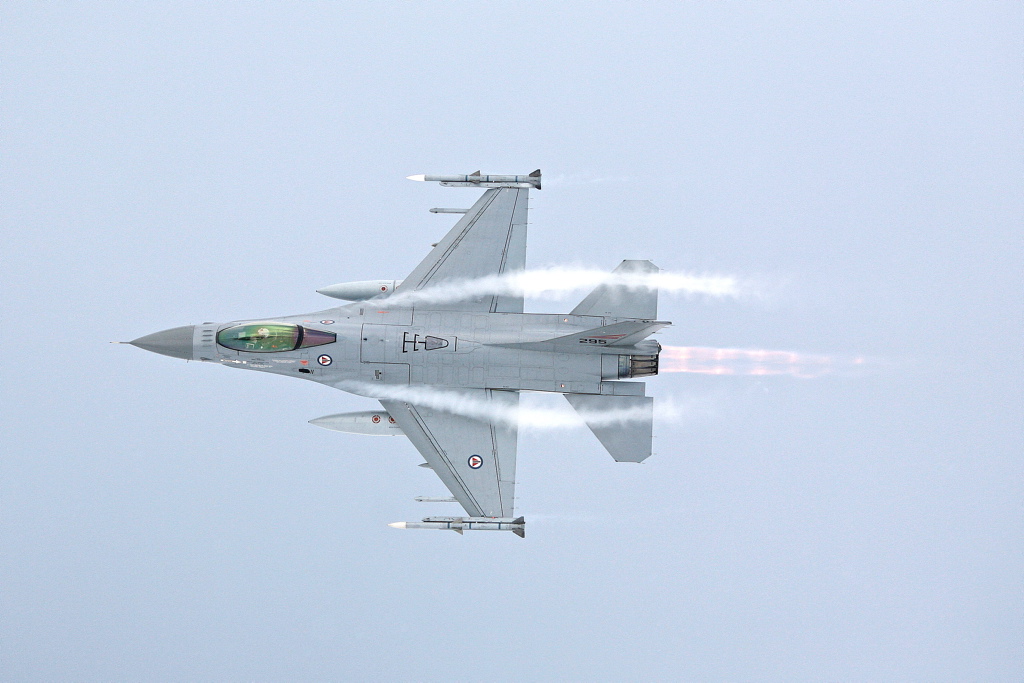 F-16 high g turn