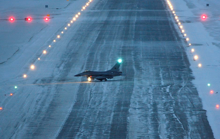 Norske kampfly må kunne operere vinter som sommer under til dels svært krevende forhold (Foto: Torbjørn Kjosvold, Forsvaret)