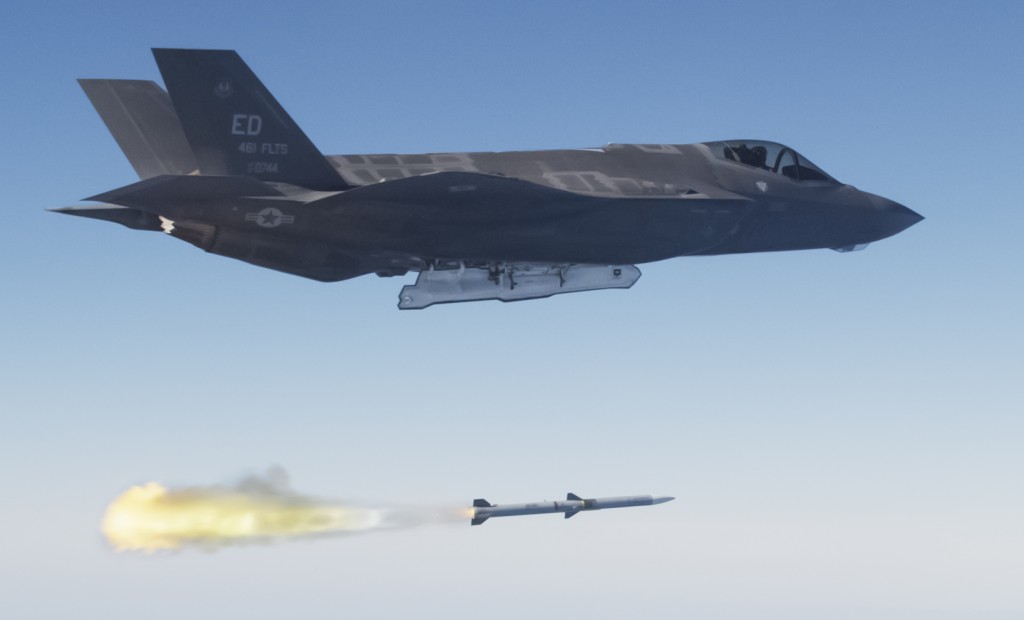 F-35 vil ha en ytelse med våpen som langt overgår det vi har med F-16 i dag. Foto: Lockheed Martin