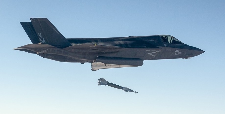 F-35 slipper en laserstyrt bombe under testing i USA. Slike våpen er blant de norske F-35 vil bruke for å støtte bakkestyrker i fremtidige operasjoner.