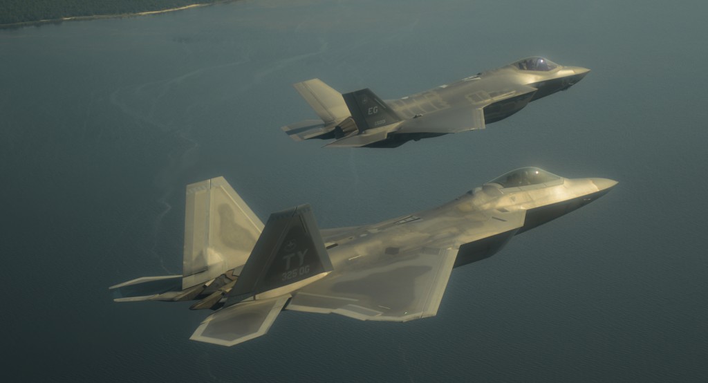 På dette biletet frå Eglin Air Force Base ser me F-22 nærast, med F-35 bak.