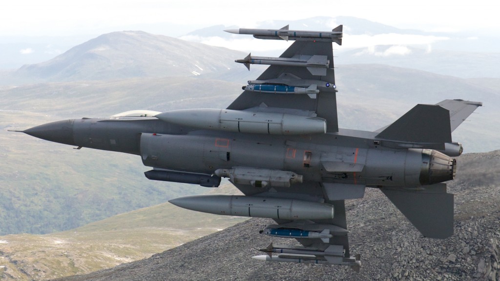 Norsk F-16 med alt nødvendig utstyr mister dessverre mye av ytelsen. Foro: Morten Hanche