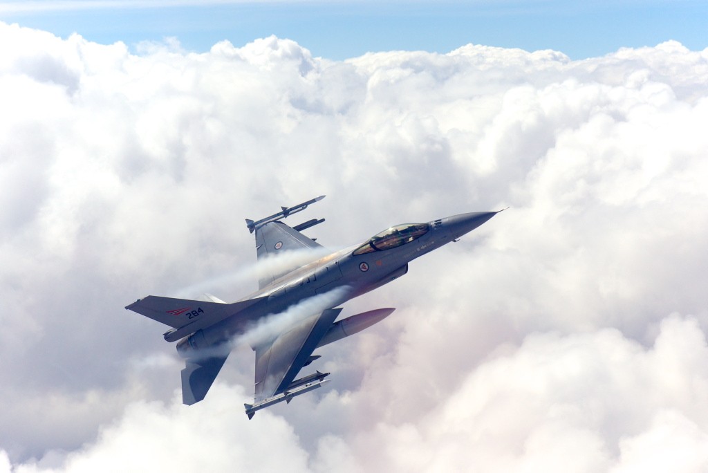 Bildet viser norsk F-16 som manøvrerer over et tett skylag. I denne typen forhold reduseres effekten av optiske sensorer. (Foto: Morten Hanche)