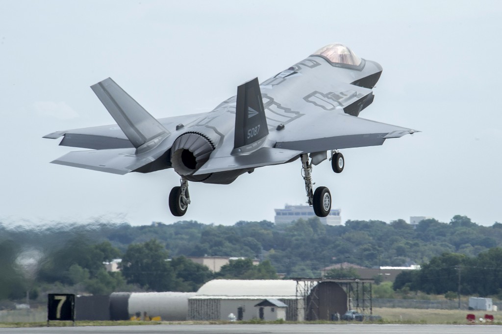 AM-1 like etter take-off frå fabrikken i Fort Worth. Foto: Lockheed Martin.