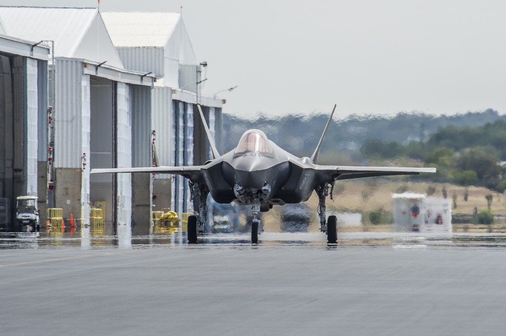 Bare litt over et døgn senere var også AM-1, serienummer 5087 klart for sin første testflyging. Her taxer Lockheed Martins flyger Al Norman AM-1 ut fra hangarene i Fort Worth.