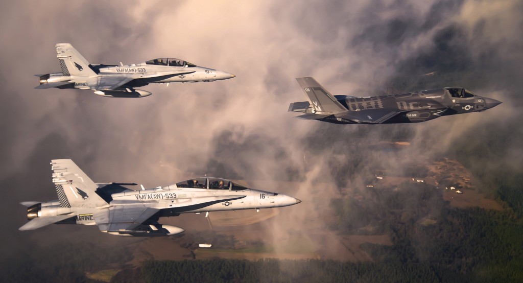 En F-35B sammen med to F/A-18 Hornet, alle tilhørende det amerikanske marineinfanteriet. Foto: US Air Force
