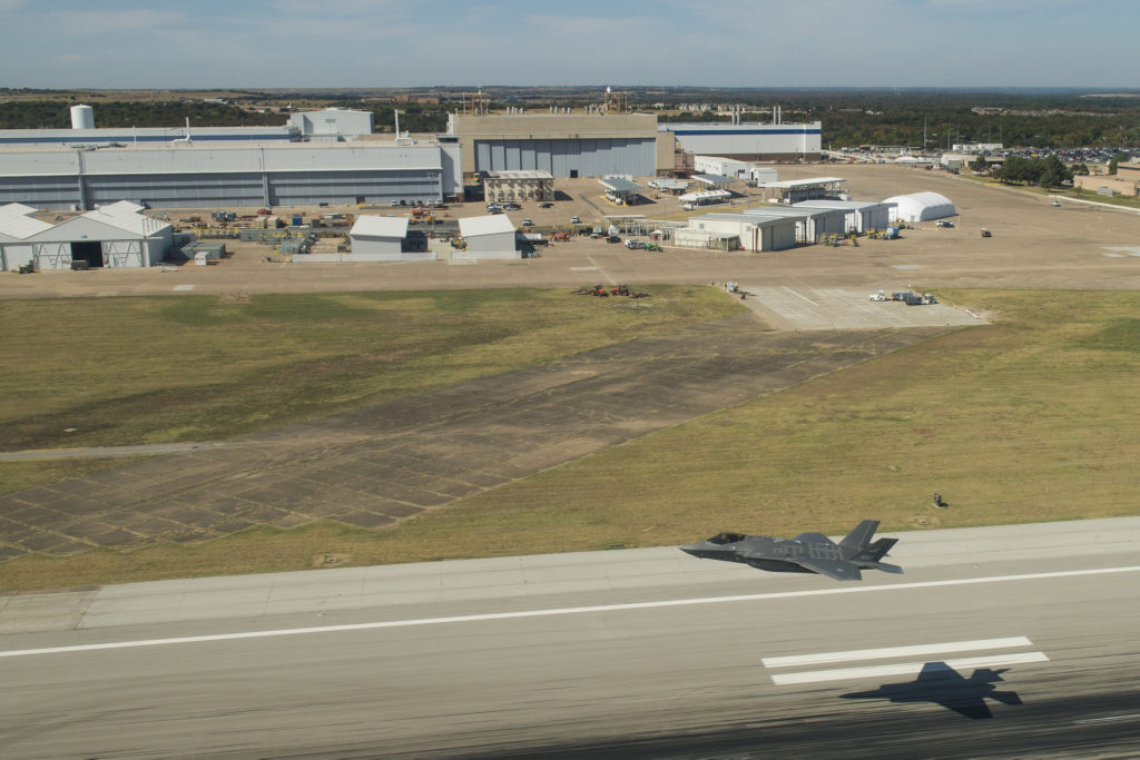 Eit norsk F-35 tek av for ei testflyging frå fabrikken i Fort Worth. Foto: Lockheed Martin.